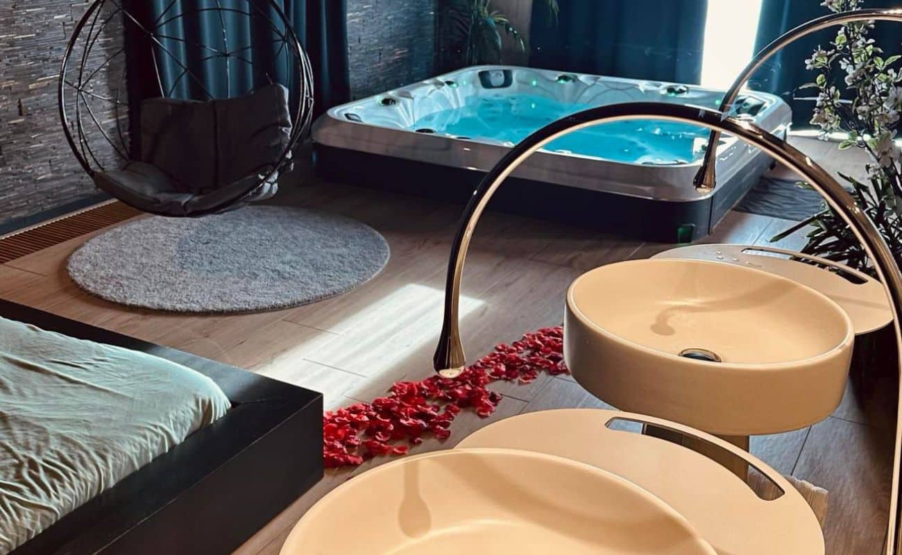 Que ce soit pour une escapade romantique, une surprise ou simplement pour prendre soin de vous, profitez d’un instant hors du temps autour du jacuzzi.