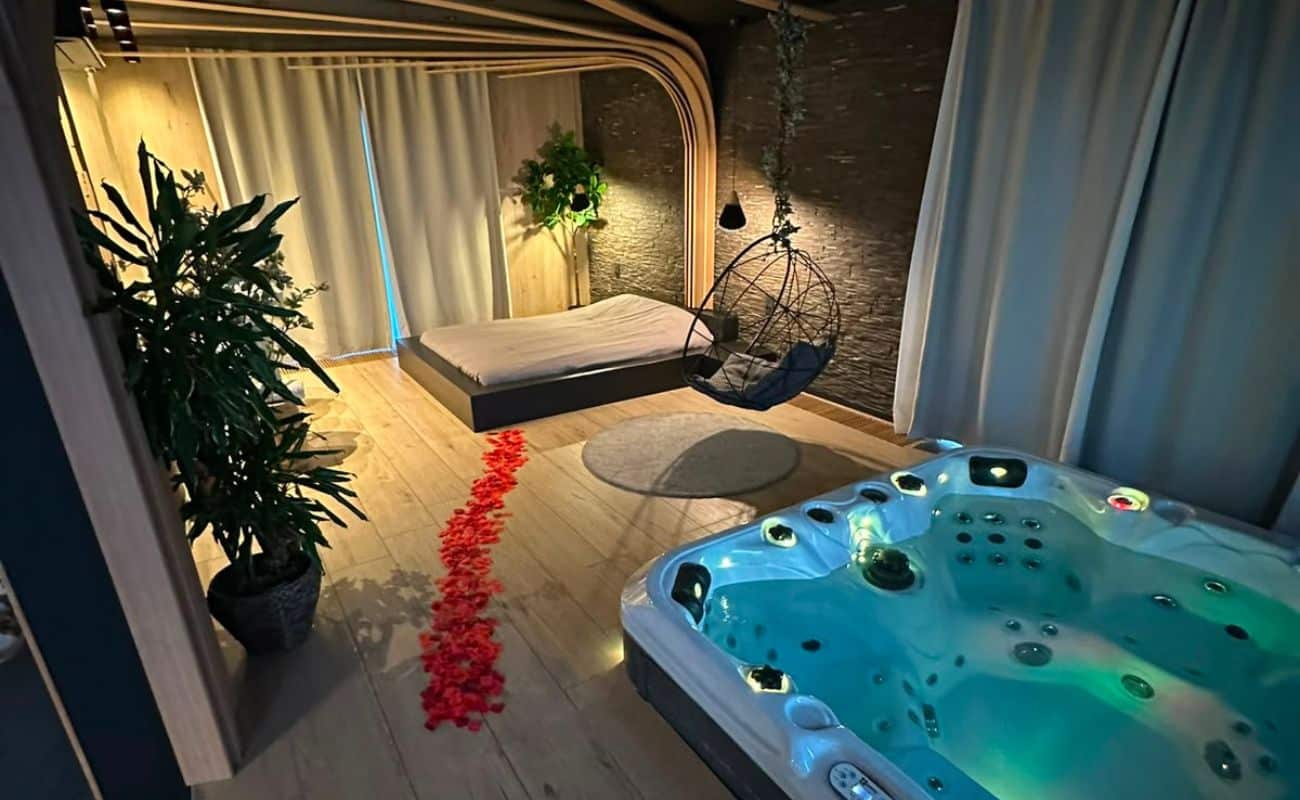 Découvrez l’espace détente avec piscine d’Ebene Spa et profitez d’un moment de relaxation dans un cadre privatif. Un lieu idéal en Belgique pour une escapade romantique, une surprise ou une pause bien-être.